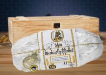 Echter Dresdner Christststollen das wohl bekannteste Weihnachtsgebäck überhaupt kann auf eine lange Tradition zurückblicken. 1474 wird der Christstollen das erste Mal auf einer Rechnung an den Dresdner Hof erwähnt und war fortan nicht mehr von den Tafeln