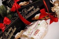Nur echt mit Dresdner Stollen Siegel-Echter Dresdner Stollen Butter-Christstollen-Rosinenstollen-Marzipanstollen-Mohnstriezel-Mohnstollen.Mit unserem Original Dresdner Stollen® Versand können Sie Ihren Lieblingsstollen ganz einfach online kaufen.